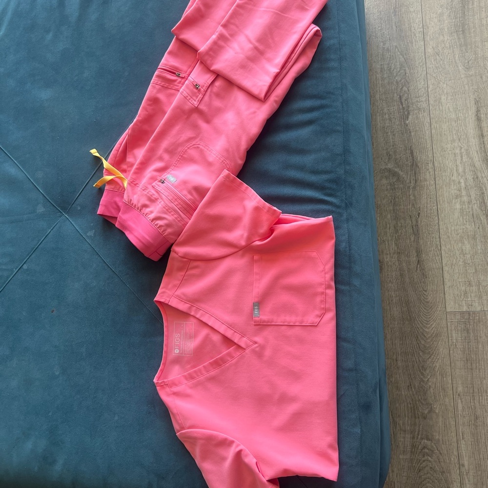 Figs Women's Pink Scrub Set